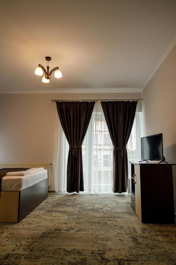 Sub Cetate Hotel Rîşnov Buitenkant foto