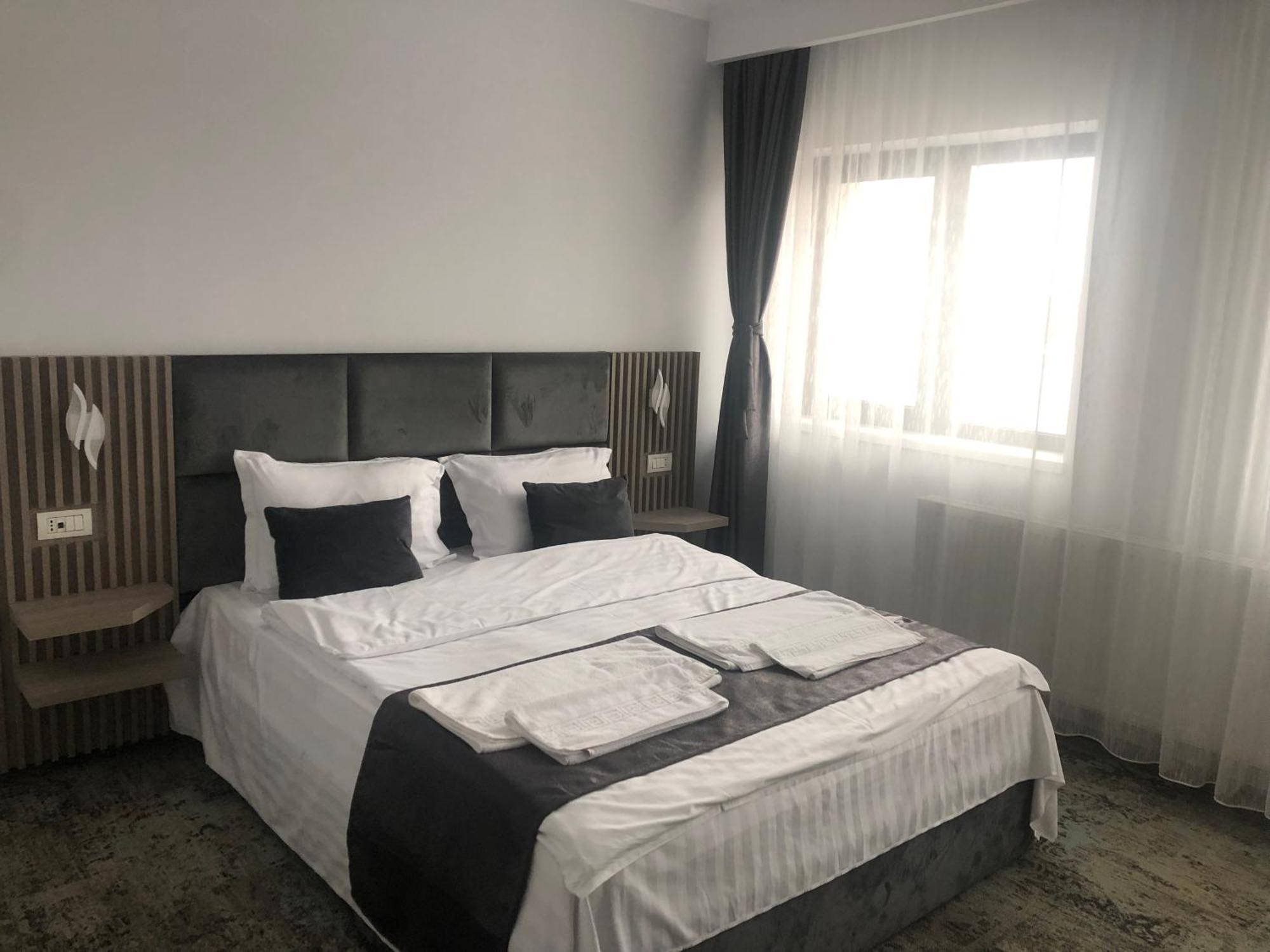 Sub Cetate Hotel Rîşnov Buitenkant foto